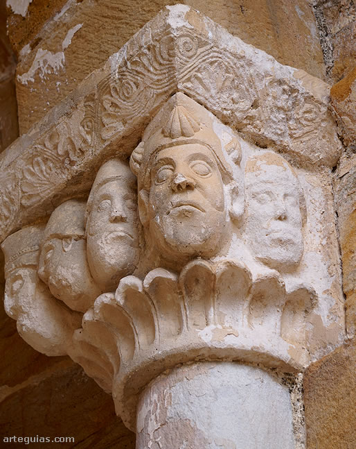 Capitel con cabezas en la iglesia de B&aacute;rcena de Pienza