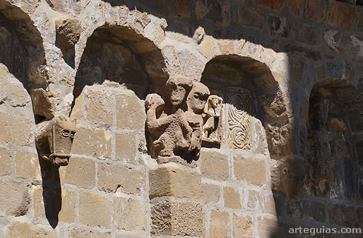 Relieves incrutados en el muro sur