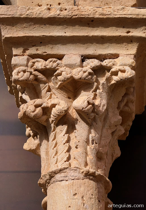 Capitel vegetal de la galer&iacute;a