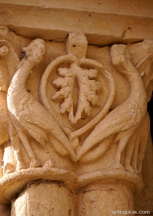 Capitel con dos arp&iacute;as