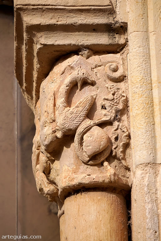 Capitel que muestra un grifo