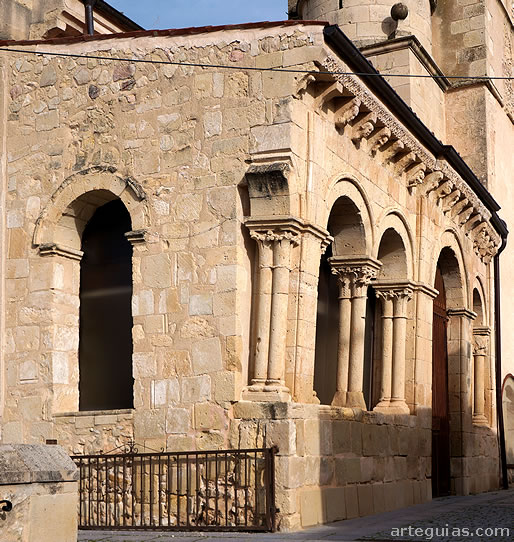 Iglesia de Santiago de Bernuy de Porreros: galer&iacute;a porticada rom&aacute;nica