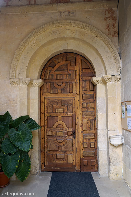 Sencilla puerta rom&aacute;nica en el muro meridional