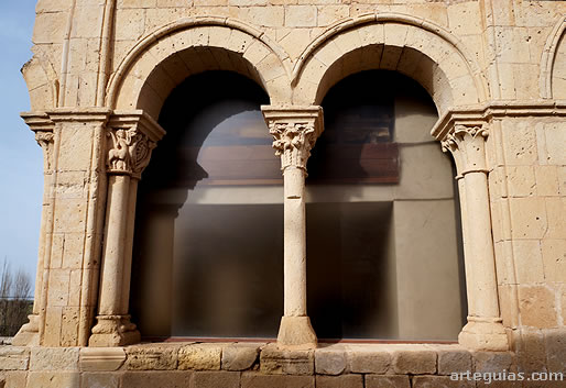 Arquer&iacute;a de la galer&iacute;a porticada rom&aacute;nica de Bernuy de Porreros
