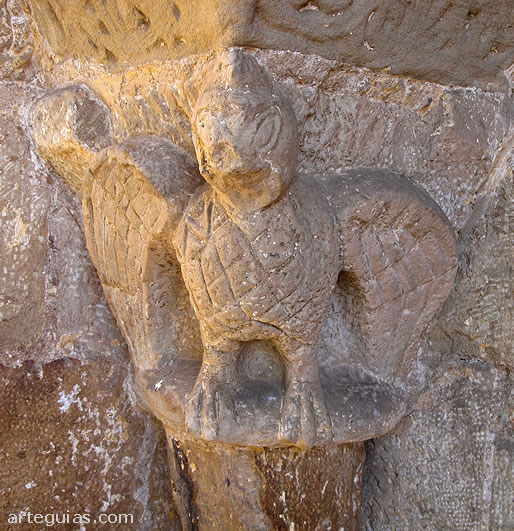 Capitel con un &aacute;guila en la portada