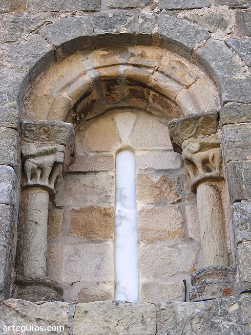 Iglesia de Bolmir: ventanal de la fachada oeste