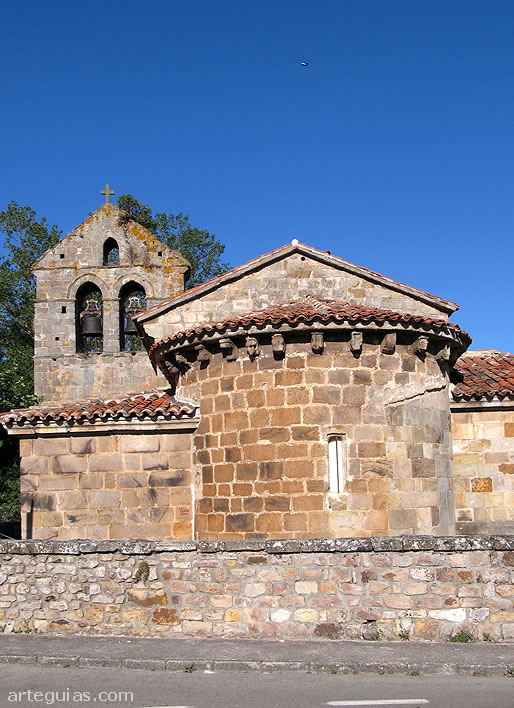 Cabecera y espada&ntilde;a de la iglesia de Bolmir, Cantabria