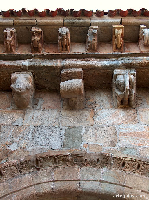 Uno de los aliciente de la iglesia de Bolmir es el conjunto de canecillos