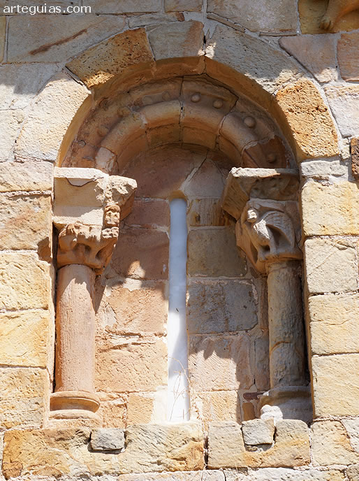 Una de las ventanas del muro sur