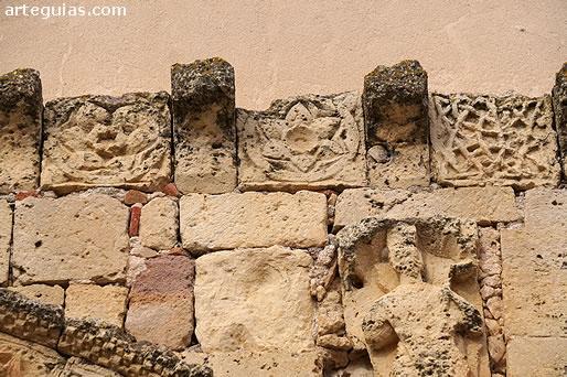 Canecillos y metopas de la  portda rom&aacute;nica