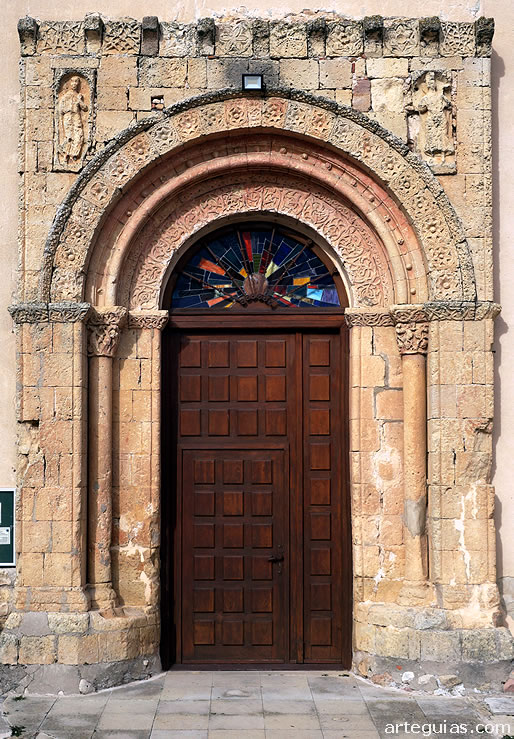 Caba&ntilde;as de Polendos: puerta rom&aacute;nica en el muro meridional