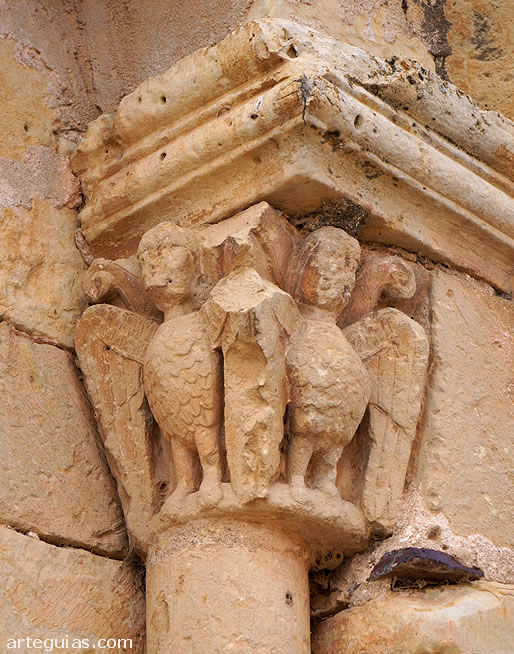 Capitel del ventanal del templo de Caba&ntilde;as de Polendos