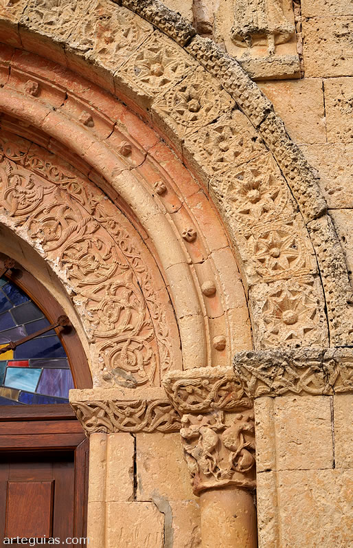 Decoraci&oacute;n vegetal de  las arquivoltas