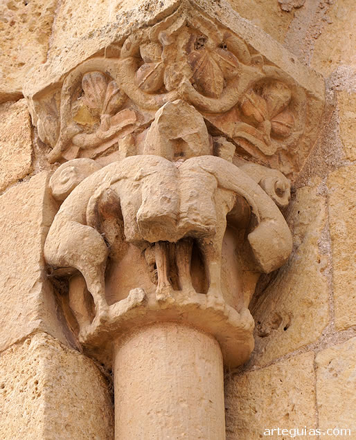 Ventanal del &aacute;bside que representa dos leones encorvados y vigilantes