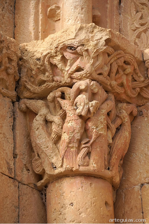 Capitel vegetal con cuatro aves