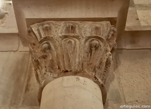 Arco triunfal: capitel vegetal