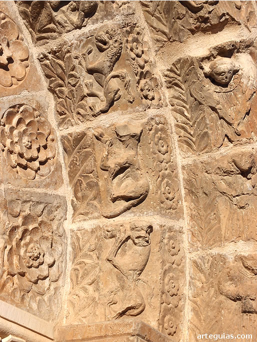 Detalle de la puerta de la Iglesia de Cabanillas, Navarra