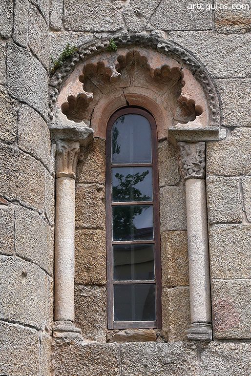 Uno de los ventanales de la fachada de la iglesia