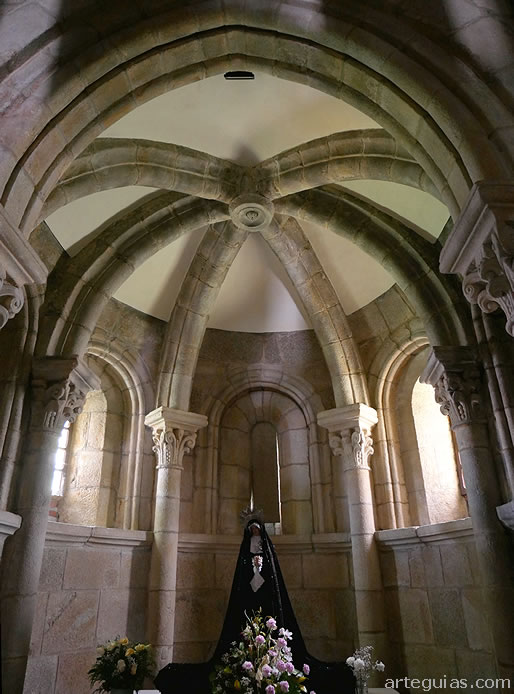 Estructura de una de las capillas radiales de la girola. Iglesia de Cambre