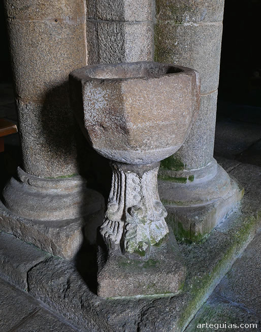 Pila de agua bendita con un capitel como base