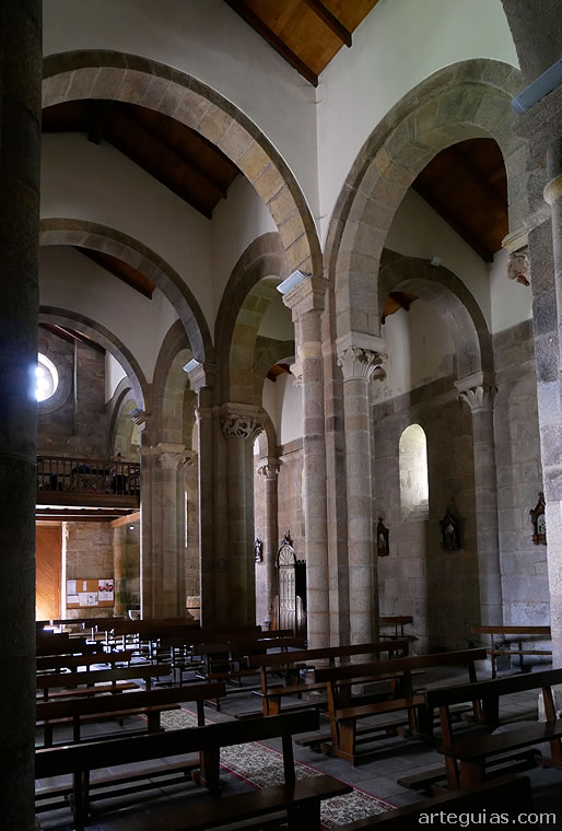 Aspecto de la iglesia de Cambre y de sus naves y arcos