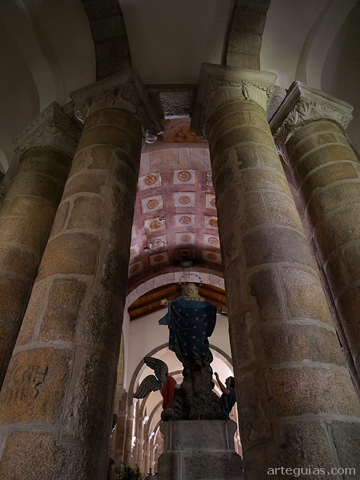 Columnas de la girola de la iglesia de Cambre