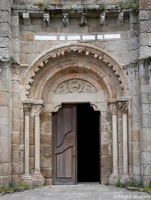 Portada principal. Iglesia de Cambre