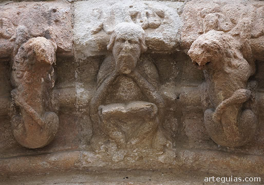 Daniel en el foso de los Leones en una arquivolta