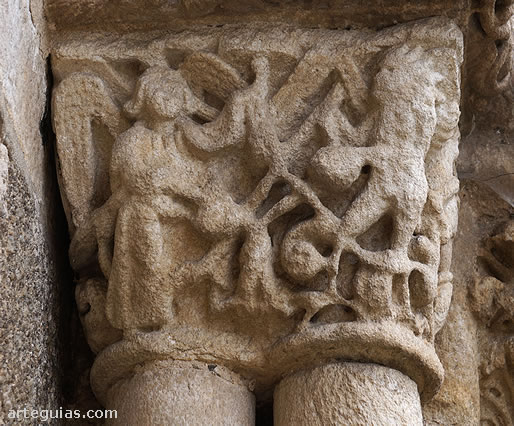 Capitel con una representaci&oacute;n de la Psicostasis