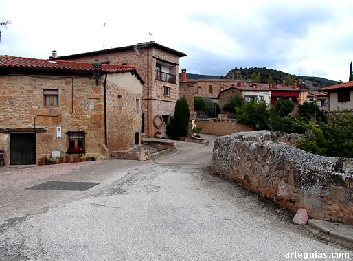 Castil de Lences es uno de los pueblos m&aacute;s pintirescos de Burgos