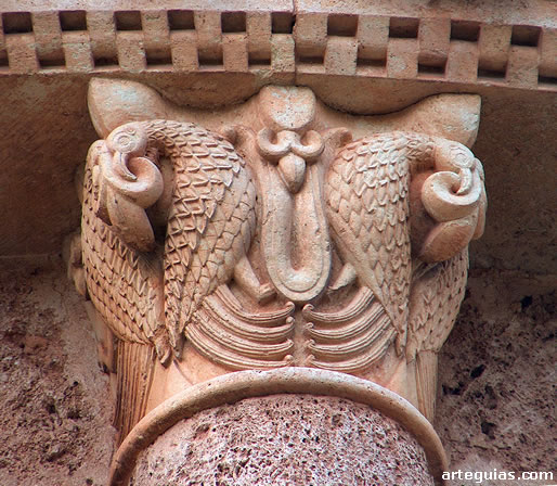 Capitel de una de las columnas entregas del &aacute;bside