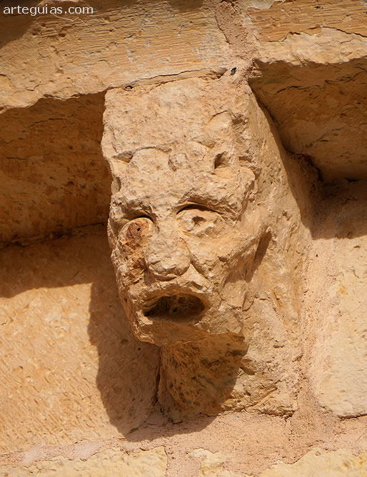 Canecillo con cabeza monstruosa