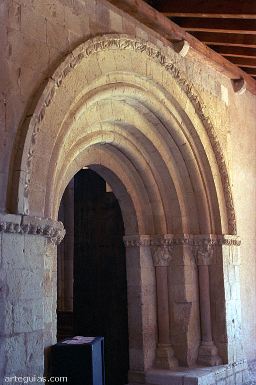 Puerta rom&aacute;nica. Castillejo de Mesle&oacute;n