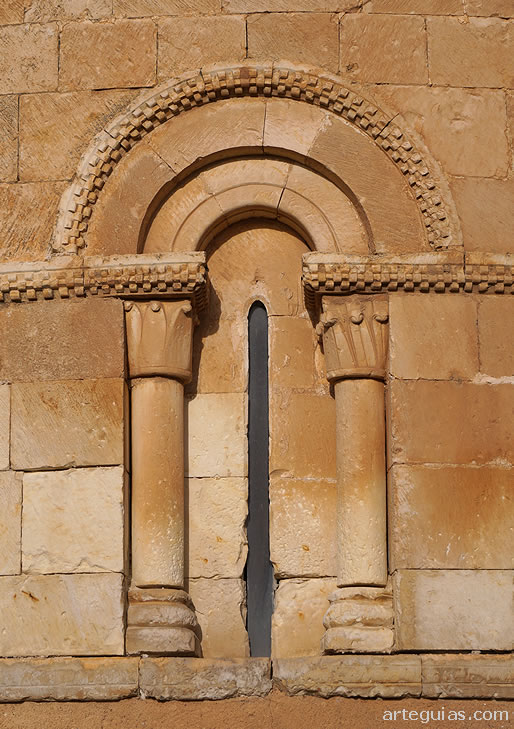 Uno de los ventanales del &aacute;bside