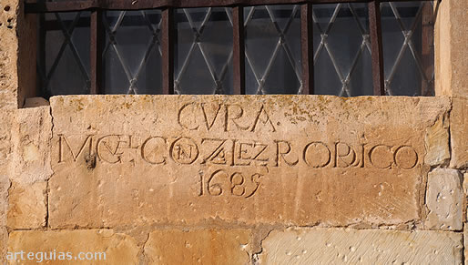 Cura que abri&oacute; un ventanal en el &aacute;bside