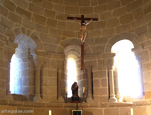 Interior del &aacute;bside de la iglesia de Castilseco