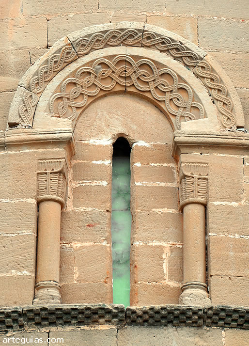 Ventanal meridional del &aacute;bside de la iglesia