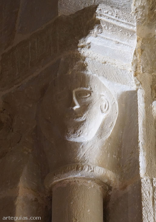 Capitel de un ventanal interior del &aacute;bside