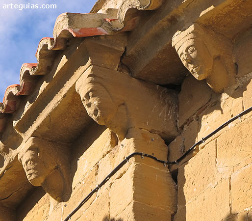 Alero meridional de la cabecera con canecillos