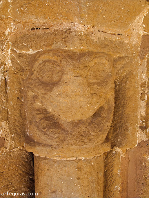 Capitel de la puerta con una cabeza de animal