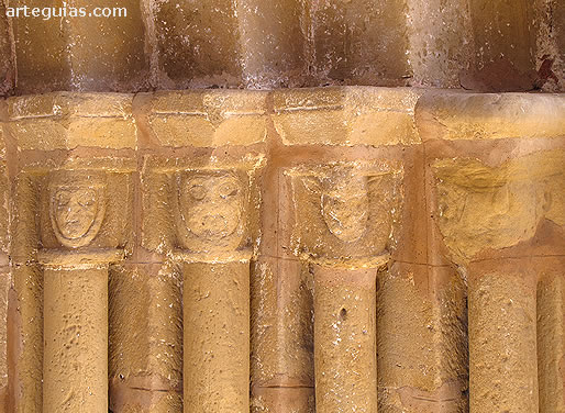 Columnas de uno de los lados de la puerta de la iglesia