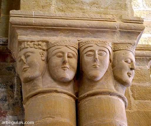 El oro capitel doble del arco triunfal de la iglesia de Castilseco