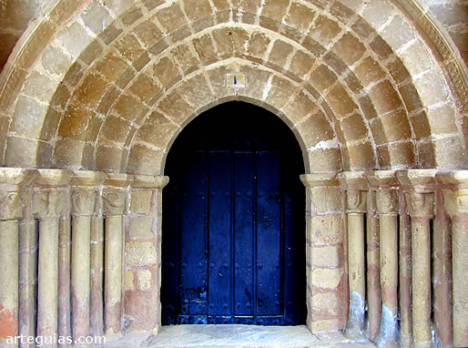 Iglesia de Castilseco, La Rioja: puerta en el muro meridional