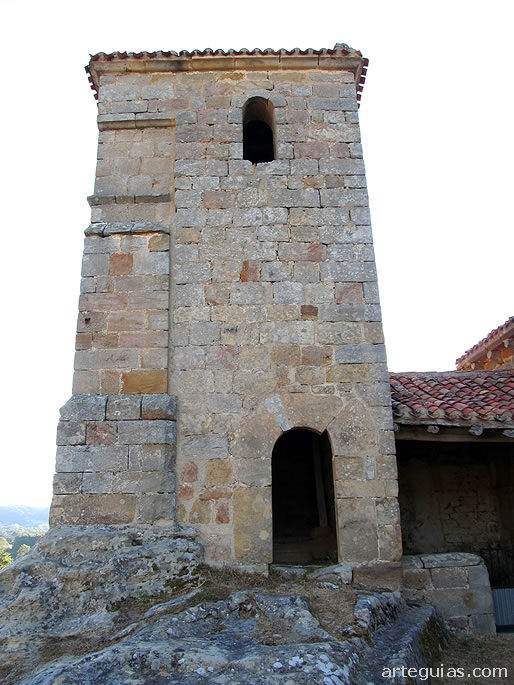 El campanario tipo torre construido a partir de una espada&ntilde;a