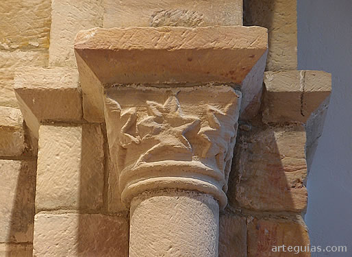 Capitel vegetal en el interior de la iglesia de Castrillo de Valdelomar