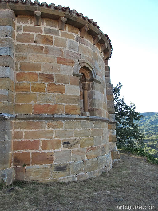 &Aacute;bside de la iglesia de Castrillo de Valdelomar, Cantabria