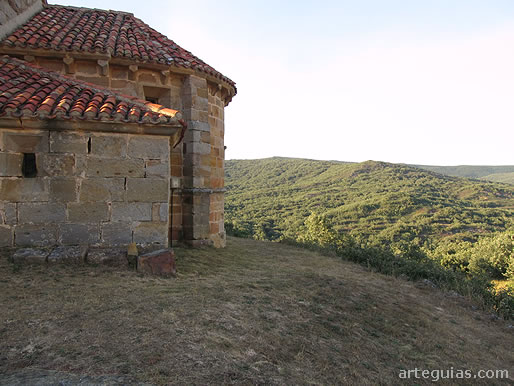 La iglesia de Castrillo de Valdelomar rodeado de bosque