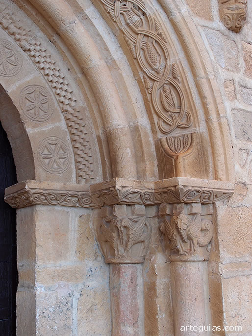 Conformaci&oacute;n de la puerta de la iglesia de Cerezo de Abajo: arquivoltas y columnas