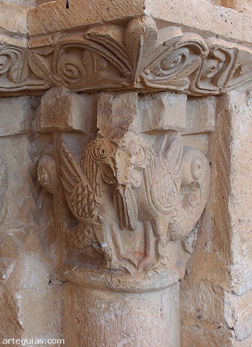 Capitel con pareja de basiliscos