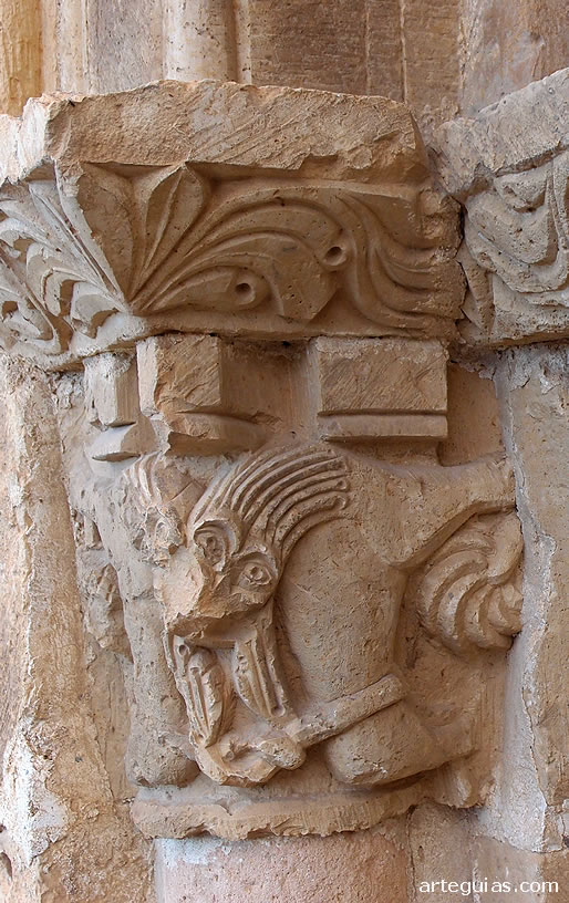 Capitel con leones esquem&aacute;ticos